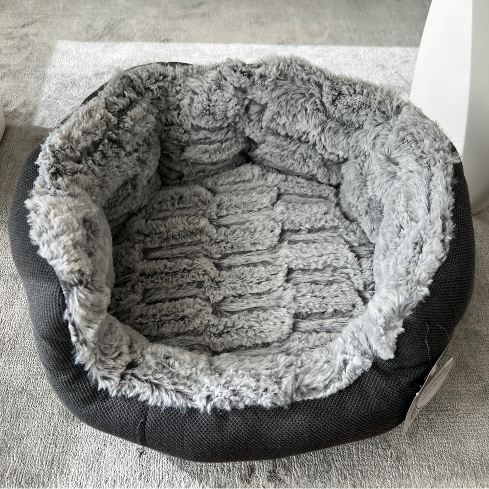 Brand new Bailey&Bella cat or dog bed